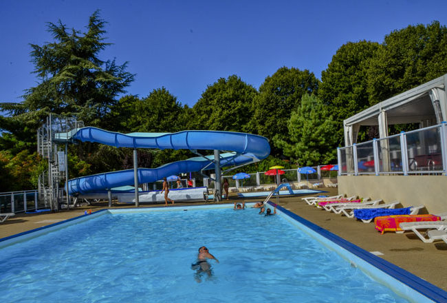 Camping Issoire piscine avec toboggan